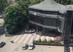 Рой пчел «атаковал» многоэтажку на Ленина и попал на видео в Ставрополе Рой пчел «атаковал» многоэтажку на Ленина и попал на видео в Ставрополе