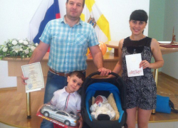 Новорожденному младенцу подарили «Мерседес» на Ставрополье Новорожденному младенцу подарили «Мерседес» на Ставрополье