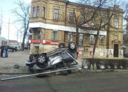 В Пятигорске перевернулась иномарка В Пятигорске перевернулась иномарка