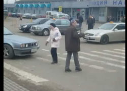 Агрессивный пенсионер нападает на людей на улицах Ставрополя Агрессивный пенсионер нападает на людей на улицах Ставрополя