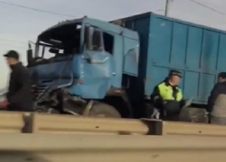 Фура с прицепом столкнулась с грузовиком и попала на видео в Ставрополе Фура с прицепом столкнулась с грузовиком и попала на видео в Ставрополе