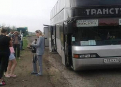 Автобус Ставрополь - Москва с маленькими детьми уже полдня стоит на трассе из-за серьезной поломки Автобус Ставрополь - Москва с маленькими детьми уже полдня стоит на трассе из-за серьезной поломки
