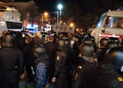 «Долой коррупцию!»: участники несанкционированного митинга в Ставрополе шествуют к Нижнему рынку «Долой коррупцию!»: участники несанкционированного митинга в Ставрополе шествуют к Нижнему рынку