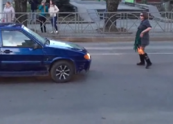 Женщина под наркотиками работала дорожным регулировщиком Женщина под наркотиками работала дорожным регулировщиком