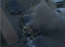 В Ставрополе на парковке загорелся автомобиль В Ставрополе на парковке загорелся автомобиль