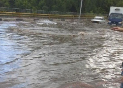 Ливень в Ставрополе стал причиной наводнения на Киринском мосту Ливень в Ставрополе стал причиной наводнения на Киринском мосту