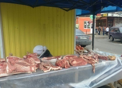 Продажа мяса на улице возмутила жительницу Ставрополя Продажа мяса на улице возмутила жительницу Ставрополя