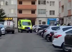 В Ставрополе девушка выпала из окна многоэтажки В Ставрополе девушка выпала из окна многоэтажки