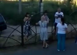 «Дворовые разборки»: жители многоэтажки "воюют" за забор с властями Михайловска «Дворовые разборки»: жители многоэтажки "воюют" за забор с властями Михайловска