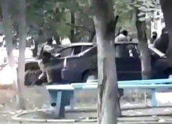 Мужчины в камуфляже с автоматами устроили задержание во дворе Пятигорска и попали на видео Мужчины в камуфляже с автоматами устроили задержание во дворе Пятигорска и попали на видео