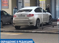"Паркуюсь как хочу": автохам оставил машину поперек тротуара в центре Ставрополя "Паркуюсь как хочу": автохам оставил машину поперек тротуара в центре Ставрополя
