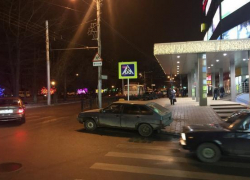 Паркуюсь как хочу: такси расположилось на пешеходном переходе возле ТЦ «Европейский» Ставрополя Паркуюсь как хочу: такси расположилось на пешеходном переходе возле ТЦ «Европейский» Ставрополя