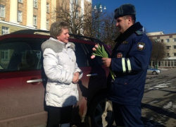Полицейские дарили женщинам цветы на дорогах Полицейские дарили женщинам цветы на дорогах