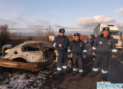 Ставропольские сотрудники ГИБДД спасли людей из пылающей машины Ставропольские сотрудники ГИБДД спасли людей из пылающей машины
