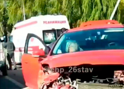 Последствия ДТП с «Фордом» попали на видео в Ставрополе - к месту прибыл реанимобиль Последствия ДТП с «Фордом» попали на видео в Ставрополе - к месту прибыл реанимобиль