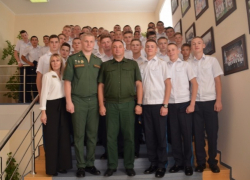 Ставропольские кадеты встретились с омоновцем, военным прокурором и хирургом Ставропольские кадеты встретились с омоновцем, военным прокурором и хирургом