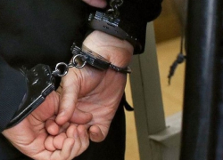 Мужчина пытался задушить полицейского на железнодорожном вокзале в Минводах Мужчина пытался задушить полицейского на железнодорожном вокзале в Минводах
