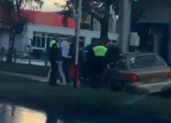 Автомобиль вылетел с дороги на улице Кулакова в Ставрополе Автомобиль вылетел с дороги на улице Кулакова в Ставрополе