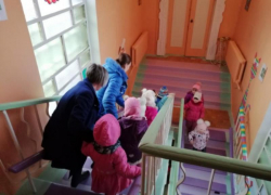 Воспитанников детсада Минеральных Вод эвакуировали из-за жалоб на удушье Воспитанников детсада Минеральных Вод эвакуировали из-за жалоб на удушье