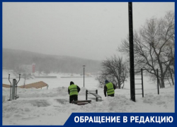 Ставропольские коммунальщики убирают от снега Комсомольский пруд Ставропольские коммунальщики убирают от снега Комсомольский пруд 