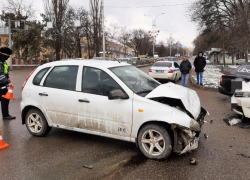 Пьяная женщина за рулем протаранила сразу два авто в центре Пятигорска Пьяная женщина за рулем протаранила сразу два авто в центре Пятигорска