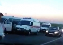 Маршрутное такси с пассажирами врезалось в КамАЗ под Ставрополем - есть пострадавшие Маршрутное такси с пассажирами врезалось в КамАЗ под Ставрополем - есть пострадавшие