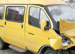 Маршрутка в МинВодах столкнулась с легковым автомобилем Маршрутка в МинВодах столкнулась с легковым автомобилем