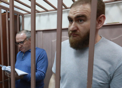 Экс-сенатора КЧР Рауфа Арашукова и его отца оставили за решеткой еще на четыре месяца Экс-сенатора КЧР Рауфа Арашукова и его отца оставили за решеткой еще на четыре месяца