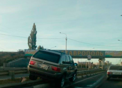 Внедорожник BMW при выезде из города налетел на ограждение в Ставрополе Внедорожник BMW при выезде из города налетел на ограждение в Ставрополе