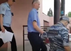 В сеть попали кадры с задержанием гендиректора ставропольского «Газпрома» В сеть попали кадры с задержанием гендиректора ставропольского «Газпрома»