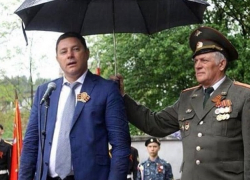 «Хорошо не ветеран над ним зонтик держит»: мэру Кисловодска привели в пример Путина во время дождя на День Победы «Хорошо не ветеран над ним зонтик держит»: мэру Кисловодска привели в пример Путина во время дождя на День Победы