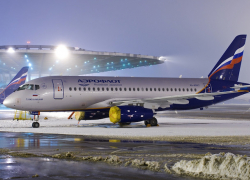 Вылетевшему в Ставрополь лайнеру SuperJet оторвало обшивку двигателя Вылетевшему в Ставрополь лайнеру SuperJet оторвало обшивку двигателя