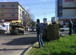 В Ставрополе маршрутка перевернула «Жигули» В Ставрополе маршрутка перевернула «Жигули»