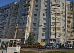 В Пятигорске малыш выжил, зацепившись за деревья при падении с 6 этажа В Пятигорске малыш выжил, зацепившись за деревья при падении с 6 этажа