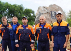 Памятник погибшему во время страшного наводнения спасателю открыли на Ставрополье Памятник погибшему во время страшного наводнения спасателю открыли на Ставрополье
