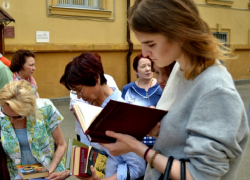 «Значит, не все потеряно»: толпы молодежи пришли за бесплатными книгами в Ставропольскую краевую библиотеку «Значит, не все потеряно»: толпы молодежи пришли за бесплатными книгами в Ставропольскую краевую библиотеку