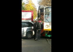В Пятигорске водитель припарковал автомобиль на пути у трамвая В Пятигорске водитель припарковал автомобиль на пути у трамвая
