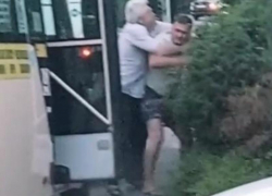 В Ставрополе маршрутчики не поделили дорогу. Один из них в больнице В Ставрополе маршрутчики не поделили дорогу. Один из них в больнице