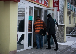 Четверо парней ограбили продуктовый магазин Четверо парней ограбили продуктовый магазин