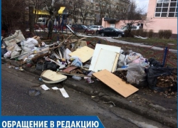 Целые "баррикады" из мусора ограждают детскую площадку от внешнего мира в Ставрополе Целые "баррикады" из мусора ограждают детскую площадку от внешнего мира в Ставрополе