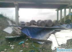 На Ставрополье из-за ветра с эстакады над железной дорогой сорвался грузовик На Ставрополье из-за ветра с эстакады над железной дорогой сорвался грузовик