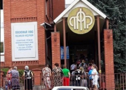 Огромные многочасовые очереди под палящим солнцем перед Пенсионным фондом возмутили жителей Пятигорска Огромные многочасовые очереди под палящим солнцем перед Пенсионным фондом возмутили жителей Пятигорска