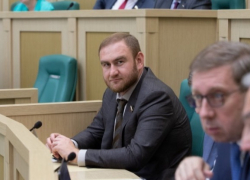 Рауфа Арашукова лишили статуса сенатора за непредставление декларации о доходах Рауфа Арашукова лишили статуса сенатора за непредставление декларации о доходах