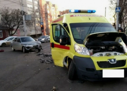 Авария реанимационного автомобиля и ВАЗ произошла в Ставрополе Авария реанимационного автомобиля и ВАЗ произошла в Ставрополе