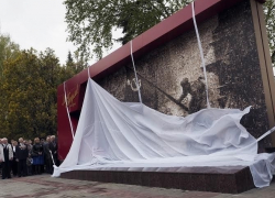 Мемориальное панно, открытое на юбилей Победы, дополнят новыми фотографиями Мемориальное панно, открытое на юбилей Победы, дополнят новыми фотографиями