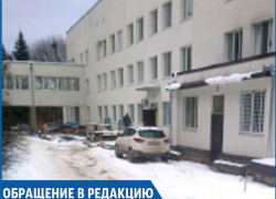 "Нас не пустили на машине в детскую краевую больницу и нам пришлось идти по скользкому льду", - жительница Черкесска "Нас не пустили на машине в детскую краевую больницу и нам пришлось идти по скользкому льду", - жительница Черкесска