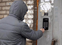 Безопасности жителей ставропольской многоэтажки угрожает поломанный домофон Безопасности жителей ставропольской многоэтажки угрожает поломанный домофон