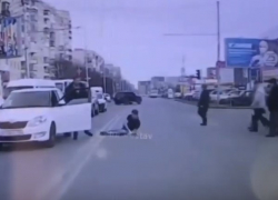 Избиение пешехода на «зебре» в Ставрополе попало на видео Избиение пешехода на «зебре» в Ставрополе попало на видео
