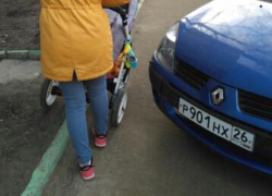 Паркуюсь как хочу: автохам загородил проход по тротуару в Ставрополе Паркуюсь как хочу: автохам загородил проход по тротуару в Ставрополе