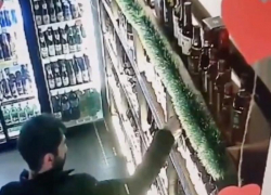 В Ставрополе любитель «халявного» алкоголя попал на камеру видеонаблюдения В Ставрополе любитель «халявного» алкоголя попал на камеру видеонаблюдения